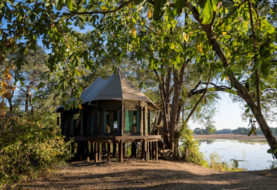 Beautifully prepared al fresco safari lunches served on the wooden viewing platforms at Chindeni Bushcamp
