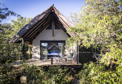 Masuwe Lodge thatched safari chalets en-suite bathrooms high ceilings Zimbabwe