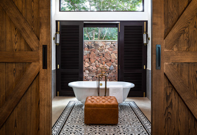 Mbano Manor Hotel en-suite freestanding clawfoot bath hand-painted tiles Victoria Falls