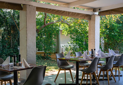 PheZulu Guest Lodge home-style on-site restaurant al fresco veranda dining Zimbabwe