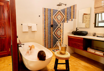 Shongwe Lookout en-suite bath shower luxury room Victoria Falls Zimbabwe