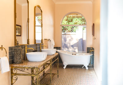 Shongwe Lookout en-suite bath shower luxury room Victoria Falls Zimbabwe